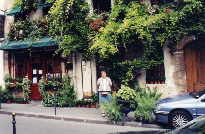 deborahinfrontofapariscafe.jpg